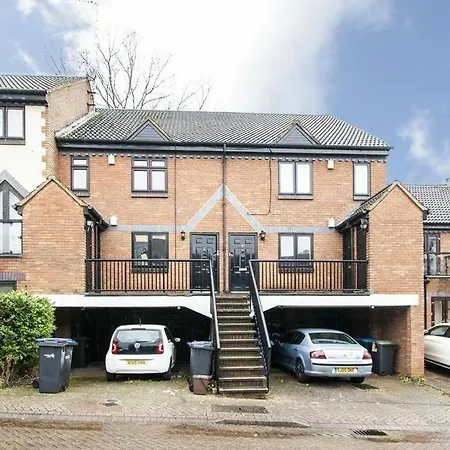 Lovely 2 Bedroom Flat With Free Parking